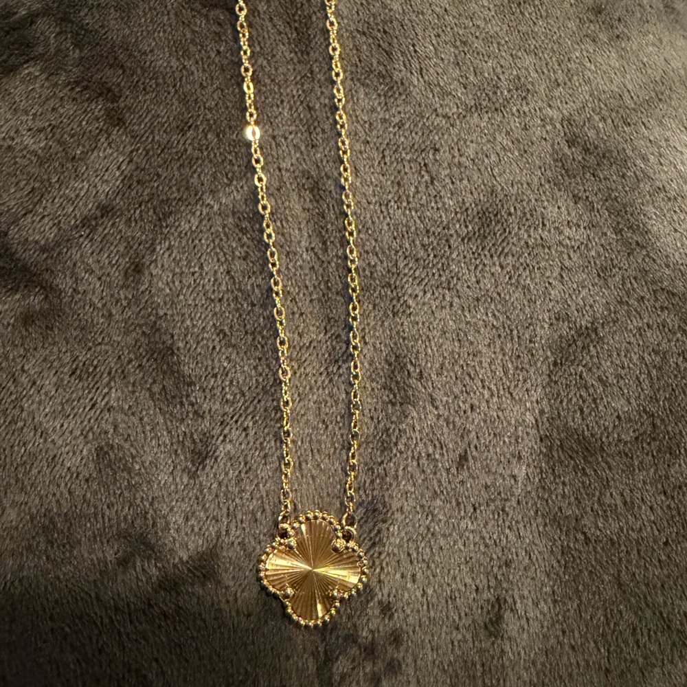 Elegant 18k GP Gold Clover Pendant Necklace